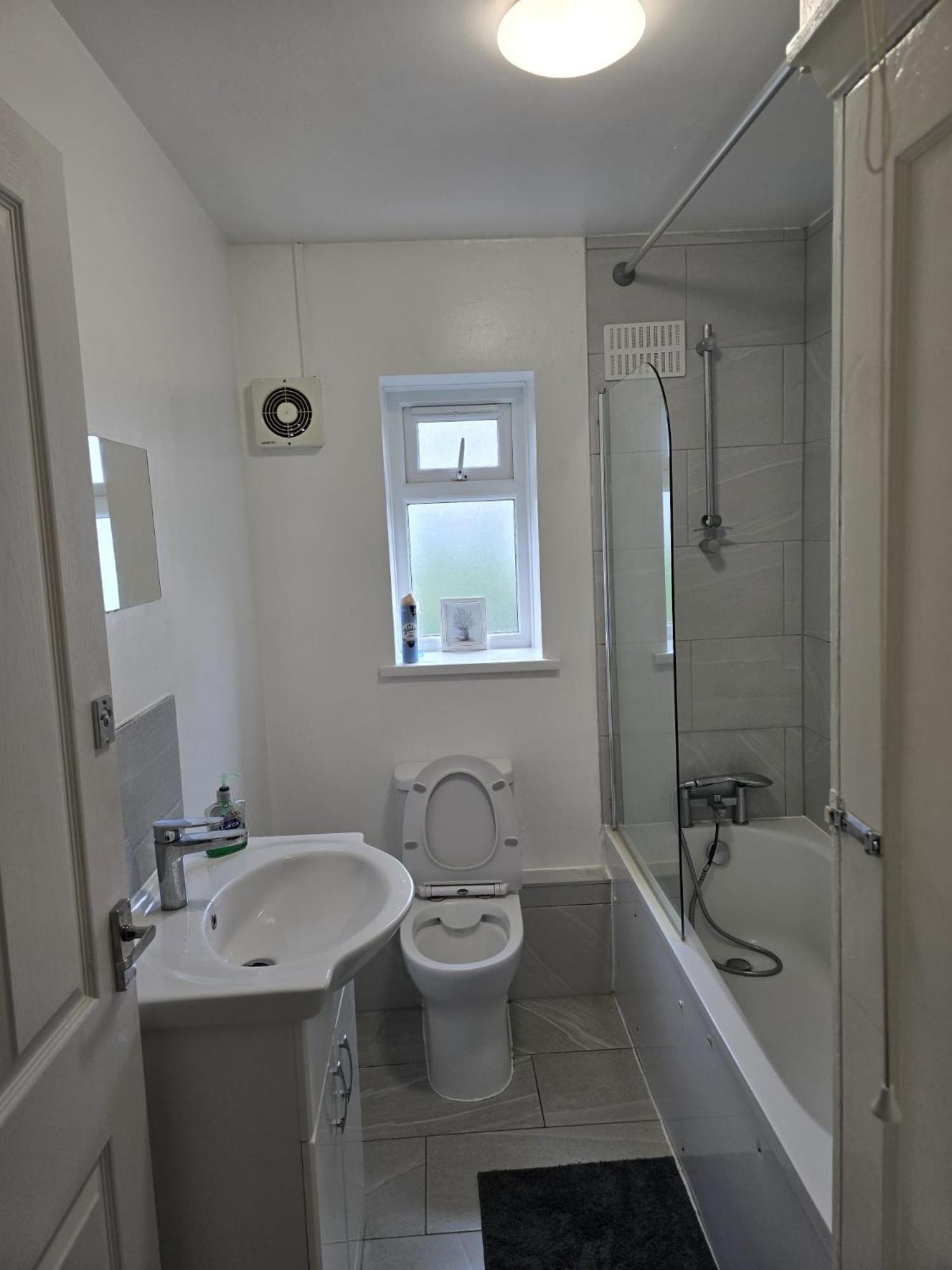 L'Auberge Close Syon Lane Station And Heathrow لندن المظهر الخارجي الصورة